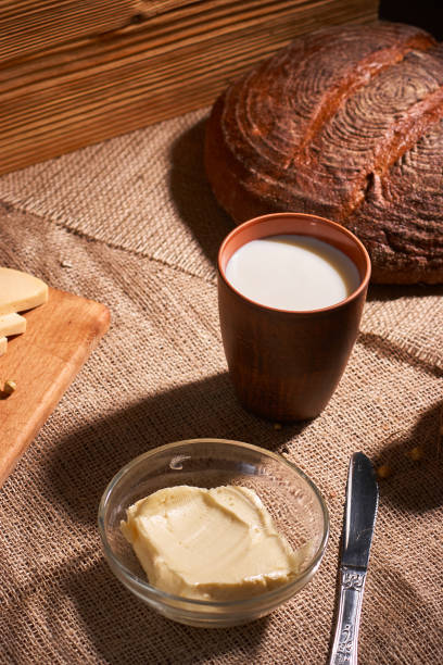 verschiedene milchprodukte milch, käse, eier. rustikales stillleben auf dem tisch - fetta cheese fotos stock-fotos und bilder