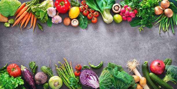 concept alimentaire sain avec des légumes frais et des ingrédients pour la cuisine - vegetable food freshness frame photos et images de collection