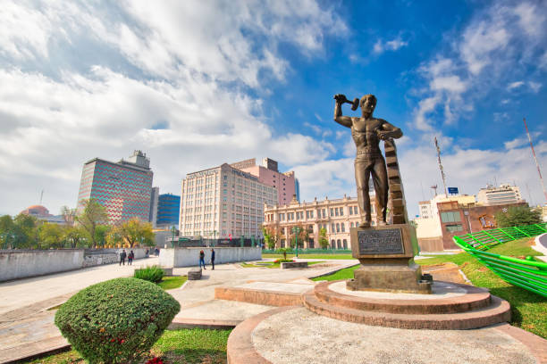 монтеррей, памятник рабочим (monumento a los obreros) на знаковой площади макроплаза (la gran plaza) в историческом центре города - nuevo leon стоковые фото и изображения