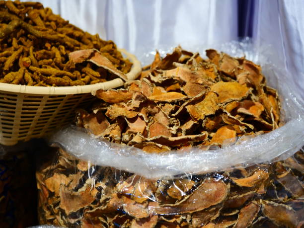 mucchio di radice di curcuma secca - spice ayurveda herb curry powder foto e immagini stock