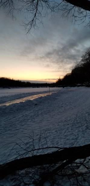 paseo de invierno al atardecer - manitoba winnipeg winter bridge fotografías e imágenes de stock
