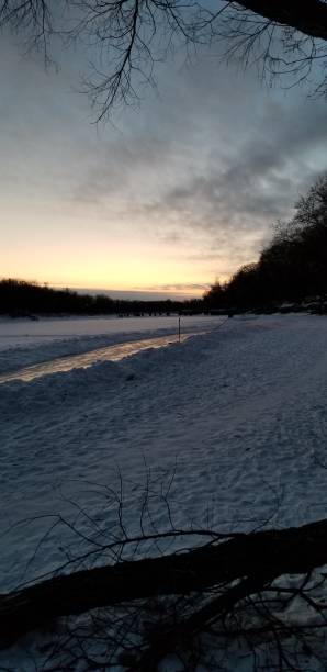 winter riverwalk at dusk - manitoba winnipeg winter bridge imagens e fotografias de stock