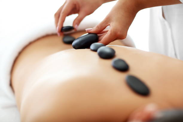 スパサロンでマッサージを持つハンサムな男 - massaging spa treatment stone massage therapist ストックフォトと画像