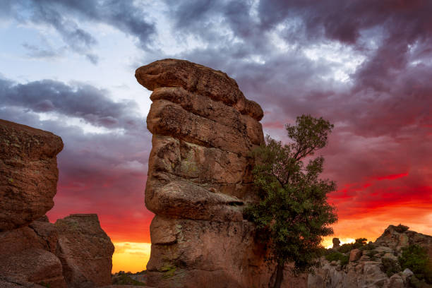 hoodoos et coucher de soleil coloré le long de l'autoroute catalina dans les montagnes de santa catalina, en arizona. - mt lemmon photos et images de collection