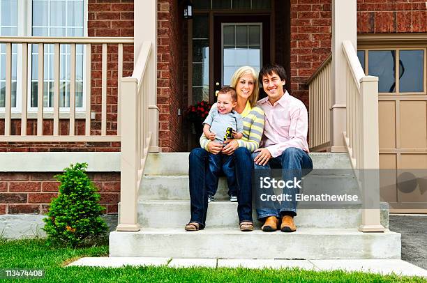 Foto de Família Feliz Em Casa e mais fotos de stock de Adulto - Adulto, Alpendre, Casa