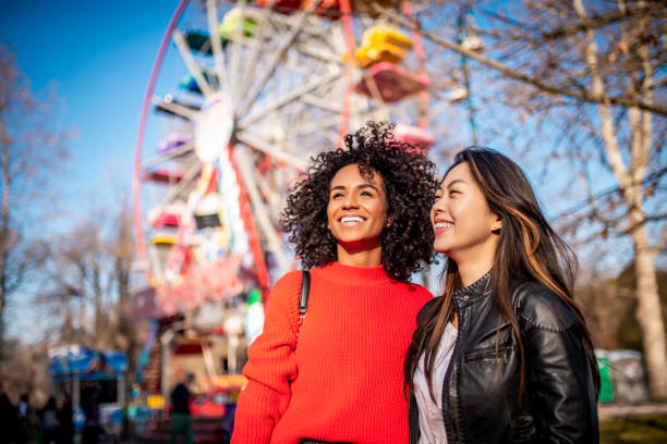 遊園地で2人の友人 - rollercoaster carnival amusement park ride screaming ストックフォトと画像
