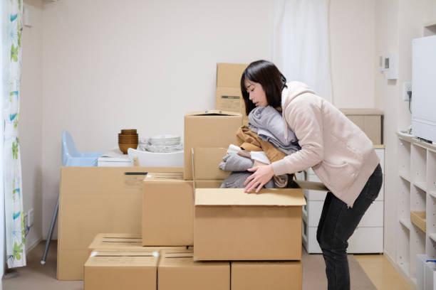 引っ越し家の準備をする女性 - corrugated cardboard moving house cardboard box ストックフォトと画像