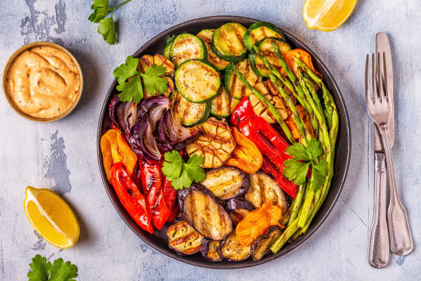 verdure grigliate su un piatto con salsa - grilled vegetable eggplant zucchini foto e immagini stock