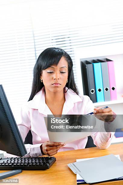 Schwarze Geschäftsfrau Arbeiten Am Schreibtisch Stockfoto und mehr Bilder von Afrikanischer Abstammung - Afrikanischer Abstammung, Arbeiten, Berufliche Beschäftigung