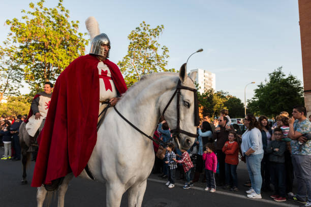 st. george que monta seu cavalo durante a festa de st. george e do dragão. - st george dragon mythology horse - fotografias e filmes do acervo