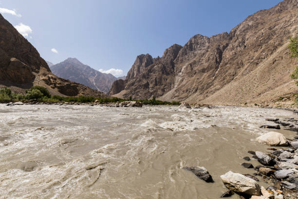 rivière frontalière rivière panj dans la vallée de wakhan avec le tadjikistan droit et l'afghanistan à gauche - pamirs photos et images de collection