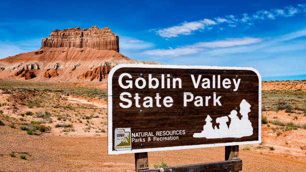 stany zjednoczone ameryki, dolina gobbelin, góra, lato, znak - goblin valley state park zdjęcia i obrazy z banku zdjęć