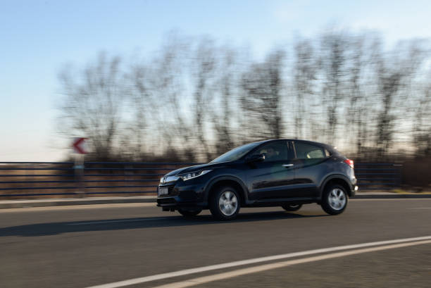 nuevo modelo de honda suv hr-v en movimiento con el cielo azul en el fondo. - sport magazine day usa fotografías e imágenes de stock