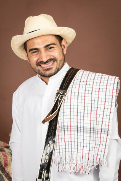 hombre colombiano con atuendo paisa (traje típico colombiano tradicional) - trajes tipicos colombianos fotografías e imágenes de stock