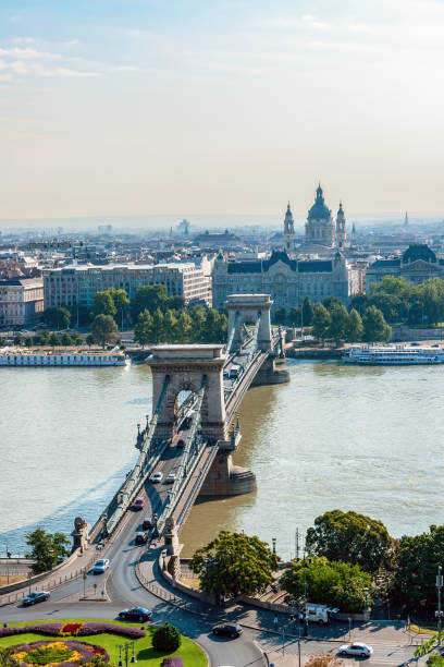 ブダペストのチェインブリッジと聖シュテファン大聖堂の空中風景 - chain bridge budapest bridge lion ストックフォトと画像