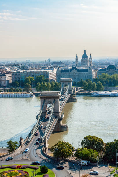 вид с воздуха на цепной мост и базилику святого стефана - будапешт - chain bridge budapest bridge lion стоковые фото и изображения
