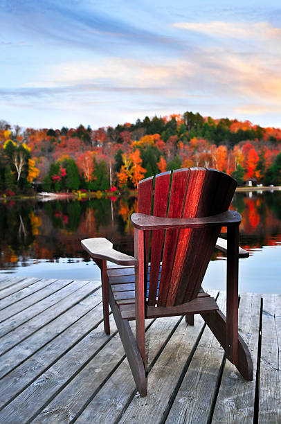 cais de madeira no lago de outono - cottage autumn wood woods imagens e fotografias de stock