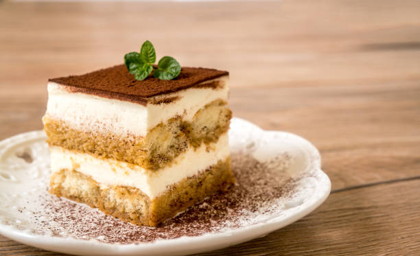 свежий торт тирамису, белый фон - tiramisu dessert italian culture cake стоковые фото и изображения