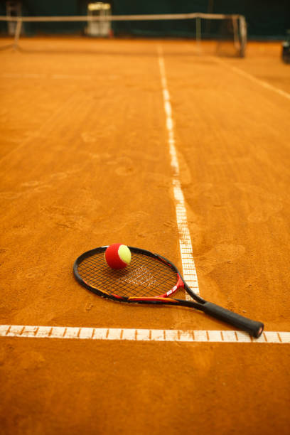 racchetta da tennis e la palla - tennis court tennis racket forehand foto e immagini stock