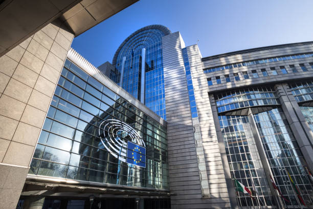 parlament europejski buduje brukselę belgia - european parliament government flag europe zdjęcia i obrazy z banku zdjęć