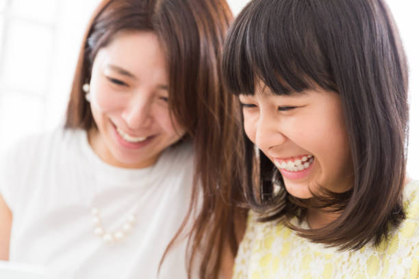 asian parent and daughter - japanese girl imagens e fotografias de stock