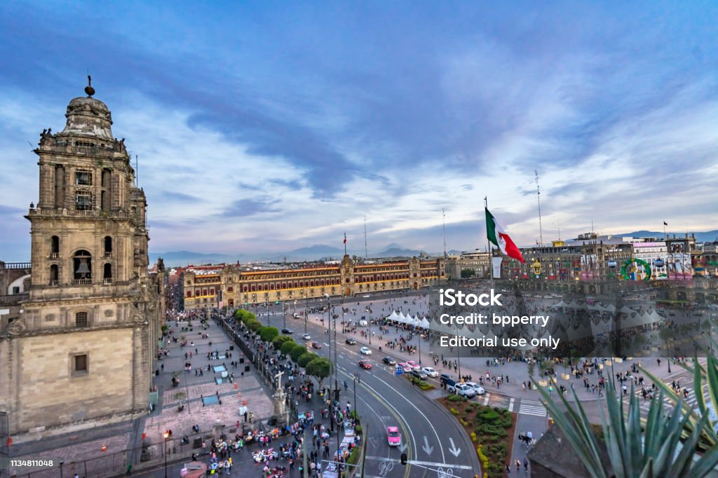 Palacio Presidencial De La Iglesia Metropolitana Zocalo Bandera De Navidad México Df México Foto de stock y más banco de imágenes de Zócalo - Ciudad de México - iStock Palacio Presidencial De La Iglesia Metropolitana Zocalo Bandera De Navidad México Df México Foto de stock y más banco de imágenes de Zócalo - Ciudad de México - iStock