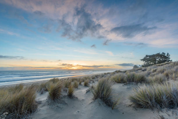 puesta de sol con el cielo colorido y reflejos en las olas. - sand dune sand orange california fotografías e imágenes de stock