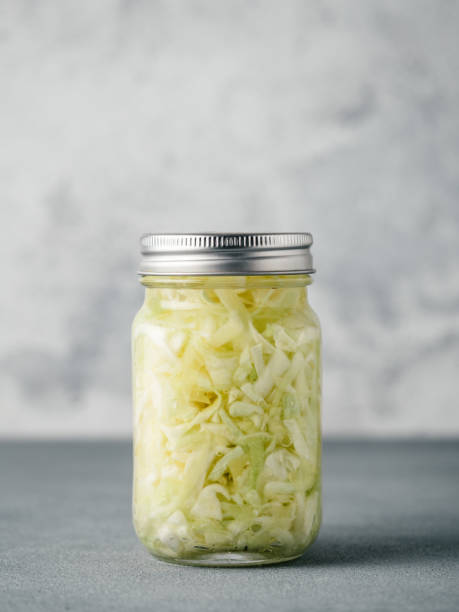 オープンガラスの瓶にザワークラウト、コピースペース - sauerkraut coleslaw cabbage plant ストックフォトと画像