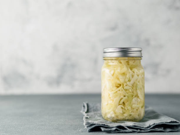 オープンガラスの瓶にザワークラウト、コピースペース - sauerkraut salad coleslaw cabbage ストックフォトと画像