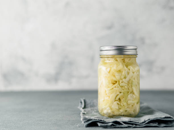 열린 유리 항아리에 절인 양배추, 복사 공간 - sauerkraut coleslaw cabbage plant 뉴스 사진 이미지