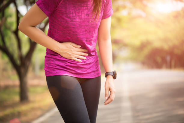 스포츠 소녀는 조깅 후 공원에서 운동 하는 복 통이 있습니다. 의료 개념입니다. - pain stitch side view jogging 뉴스 사진 이미지