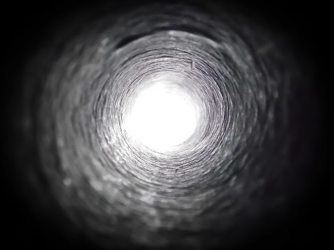 Ver en el túnel a la luz. La luz brillante al final del túnel muestra que esta es la salida. photo