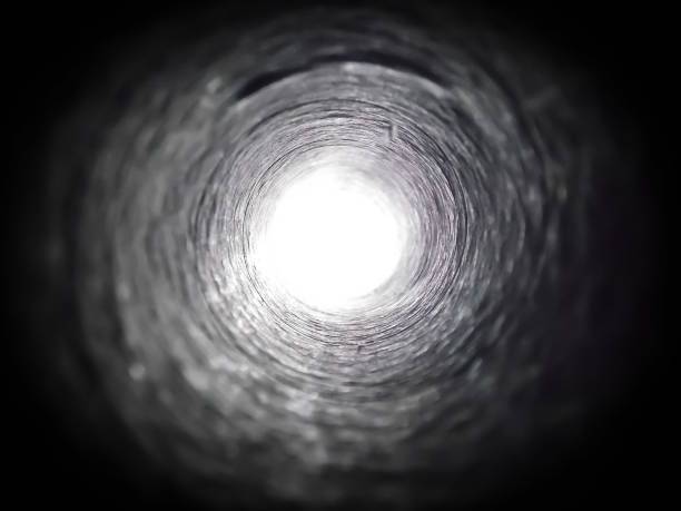 光にトンネルで見るトンネルの端に明るい光は、これがアウトの方法であることを示しています。 - the way forward ストックフォトと画像