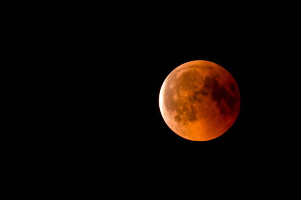 vollmondfinsternis in der nacht im sommer - lunar eclipse stock-fotos und bilder