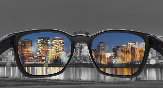 Gafas con vista a la ciudad, foco seleccionado en la lente, gafas de daltonismo, tecnología de vidrio inteligente photo
