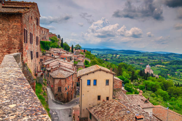 фантастический летний пейзаж тосканы и средневековый городской пейзаж, монтепулчиано, италия, европа - montepulciano стоковые фото и изображения