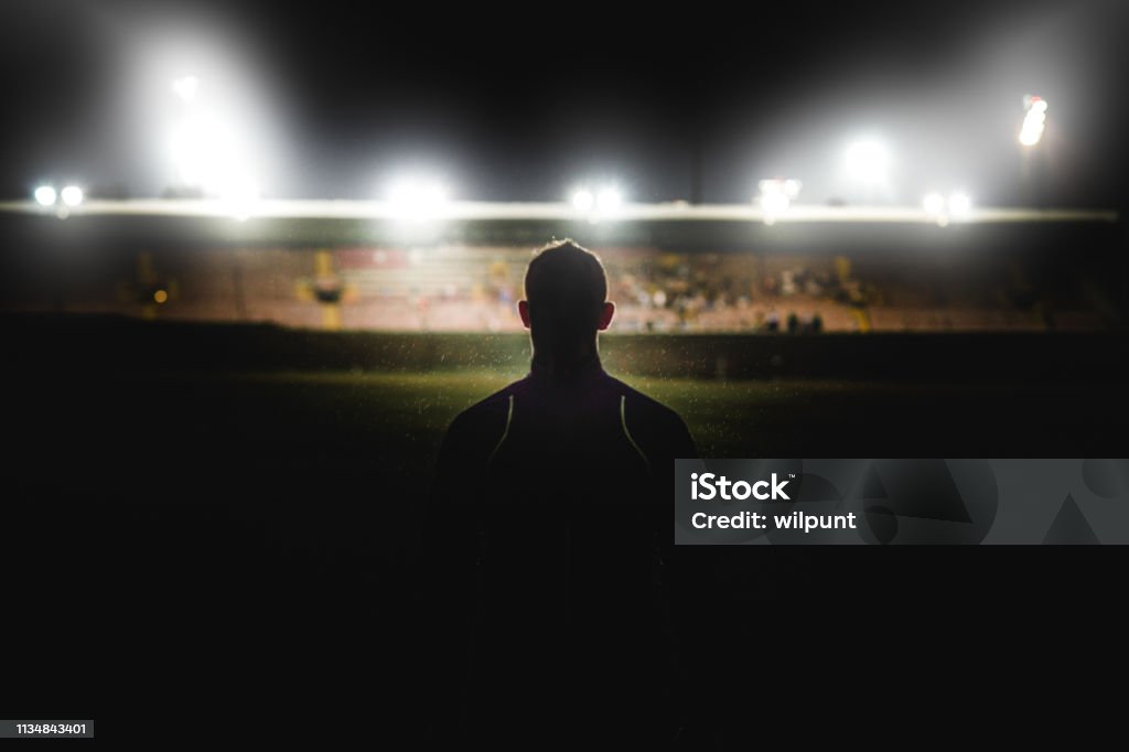 Athlete walking towards stadium silhouette - Royalty-free Futebol Foto de stock