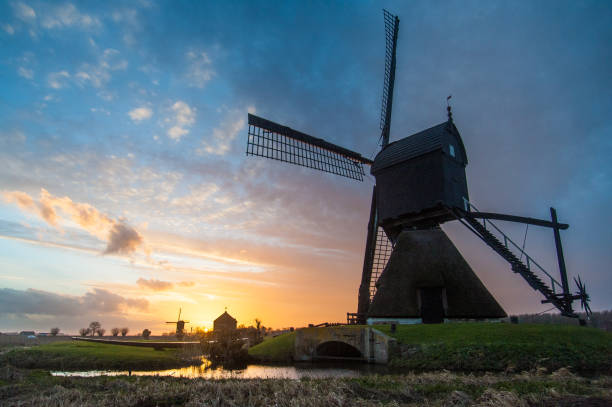 zandwijkse molen au coucher du soleil - altena allemagne photos et images de collection