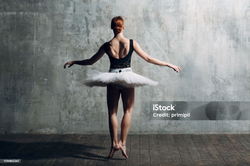 Bailarina Femenina Joven Hermosa Mujer Bailarina De Ballet Vestido Con  Traje Profesional Zapatos De Pointe Top Negro Y Tutu Blanco Foto de stock y  más banco de imágenes de A la moda -