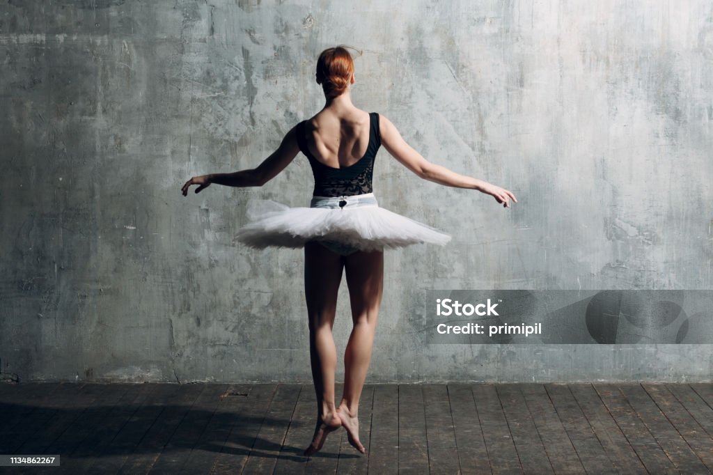 Bailarina Femenina Joven Hermosa Mujer Bailarina De Ballet Vestido Con Traje Profesional Zapatos De Pointe Top Negro Y Tutu Blanco Foto de stock y más banco de imágenes de A la moda - Bailarina Femenina Joven Hermosa Mujer Bailarina De Ballet Vestido Con Traje Profesional Zapatos De Pointe Top Negro Y Tutu Blanco Foto de stock y más banco de imágenes de A la moda -