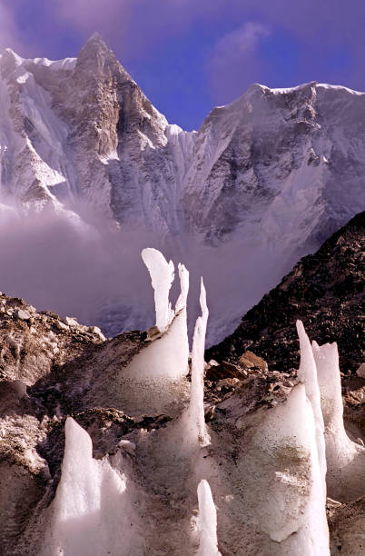 schnee formt penitent-mönche himalaya berge - penitente people stock-fotos und bilder