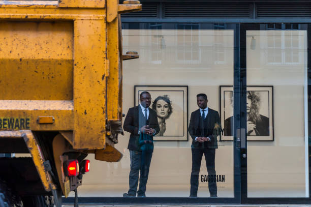 foto da rua em mayfair, londres grande. - greater london fotos - fotografias e filmes do acervo