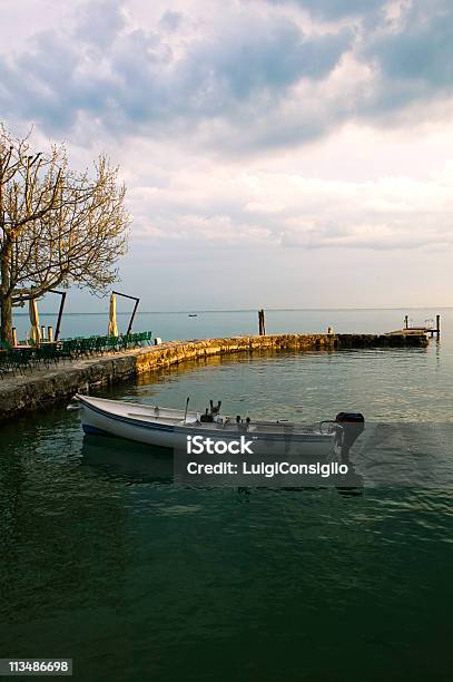 Pequeño Puerto En El Lago De Garda Foto de stock y más banco de imágenes de Agua - Agua, Aire libre, Alpes Europeos