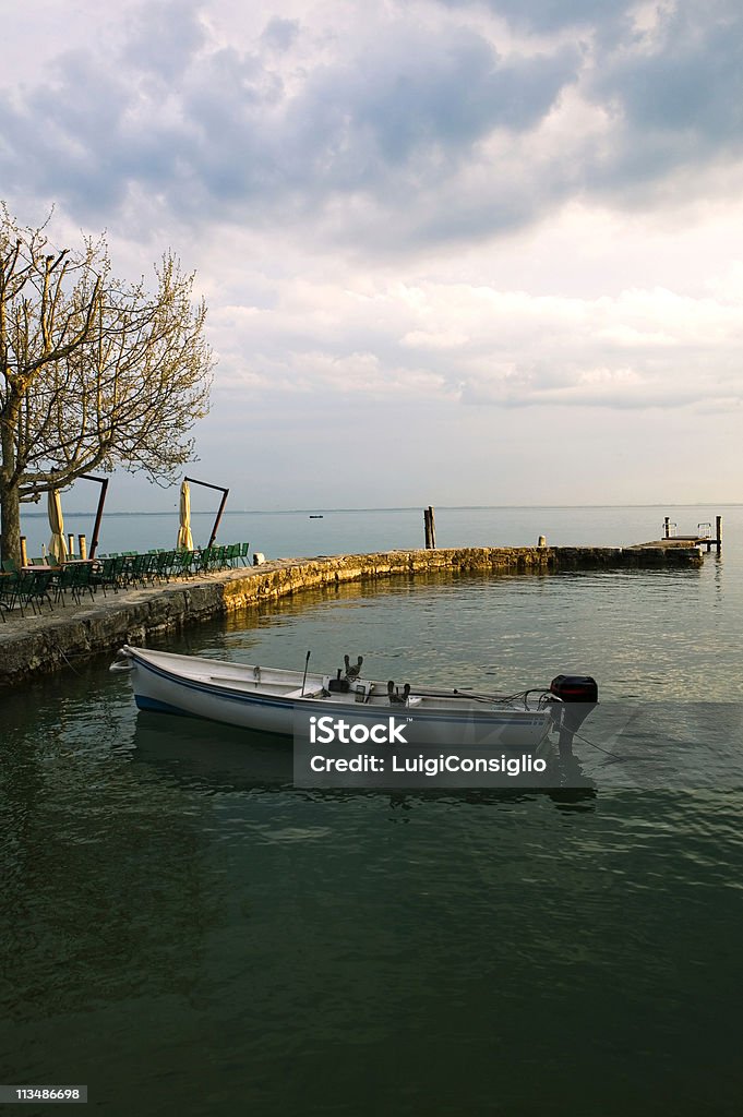 Petit port à Lac de Garde - Photo de Alpes européennes libre de droits