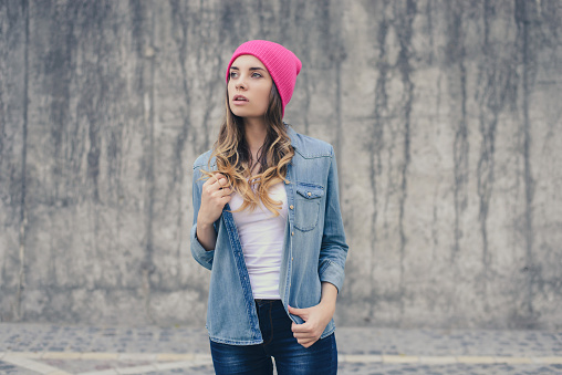 Schiereiland enz onderwerp Glimlachend Mooie Hipster Vrouw In Casual Kleding Roze Hoed Jeans Shirt  Poseren Tegen Grijze Betonnen Muur Ze Wacht Op Haar Vriendje Stockfoto en  meer beelden van Model - Beroep - iStock