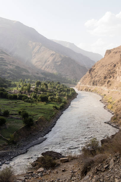 rio de panj do rio da beira no vale de wakhan com direita de tajikistan e afeganistão lado esquerdo - pamirs - fotografias e filmes do acervo