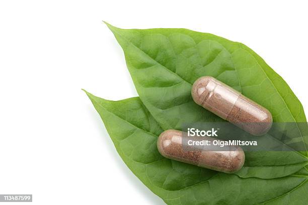 Макро Of Prescription Таблетки Над Зеленый Лист Изолированных — стоковые фотографии и другие картинки Без людей