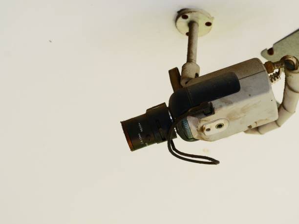 vecchia telecamera di sicurezza montata sul soffitto - dome camera security system security foto e immagini stock