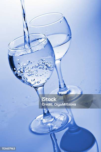 Salpicos No Copo De Água Pura - Fotografias de stock e mais imagens de Alimentação Saudável - Alimentação Saudável, Azul, Bebida