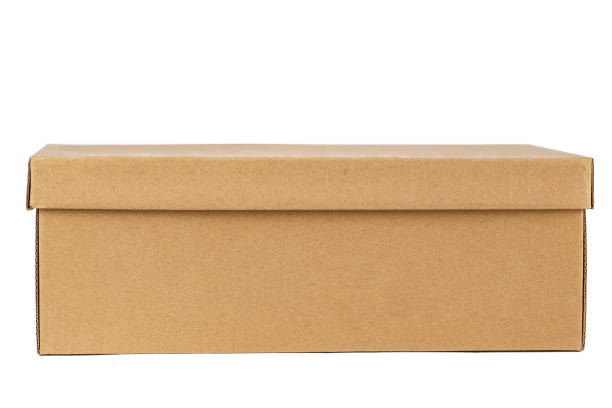 boîte de chaussure brune d'isolement sur le fond blanc. place pour le texte. - single object paper box tray photos et images de collection